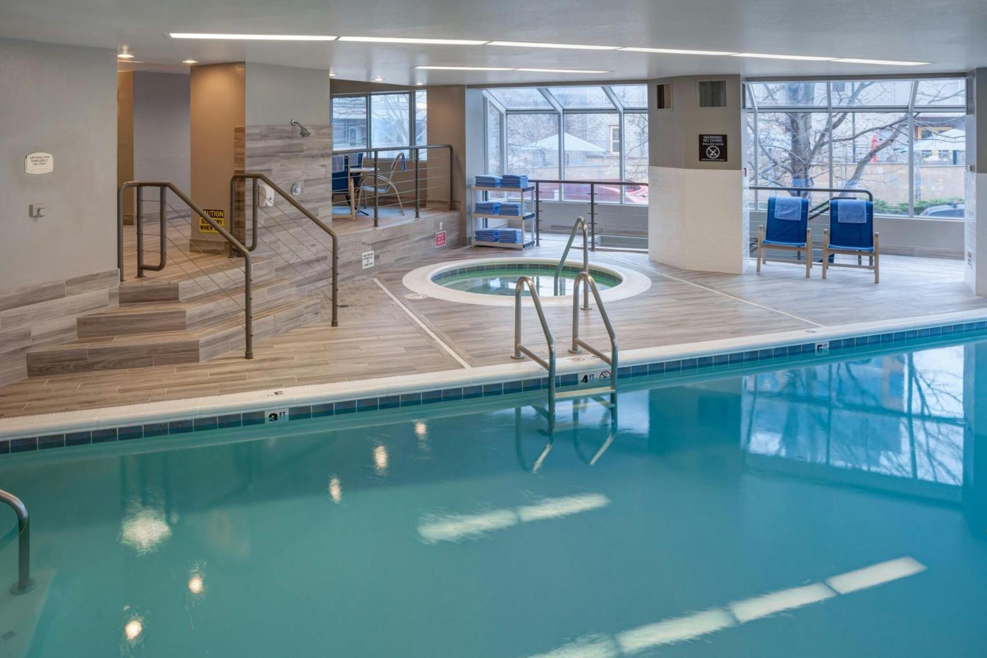 By Marriott Downtown/lake Union
